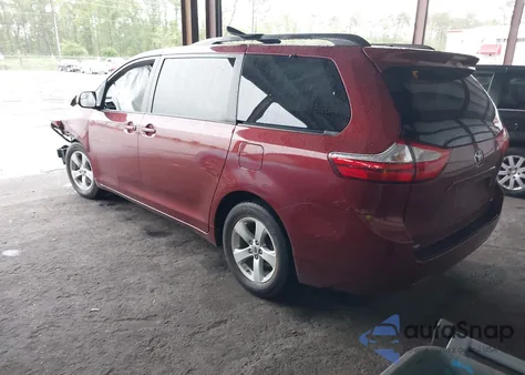 2016 Toyota Sienna Le z USA, uszkodzony, nr VIN 5TDKK3DC0GS760526